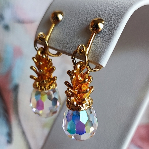 Pineapple Aurora Borealis Faceted Glass Crystal Gold Tone Vintage Clip Earrings - Picture 2 of 8
